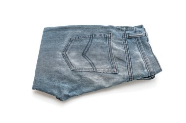 Beyaz arka plan üzerinde katlanmış kot