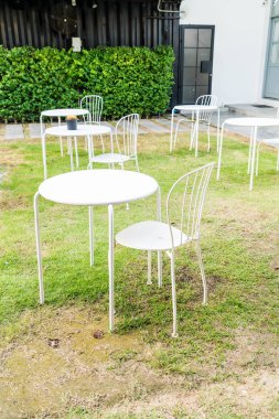boş tablo ve Bahçe sandalye