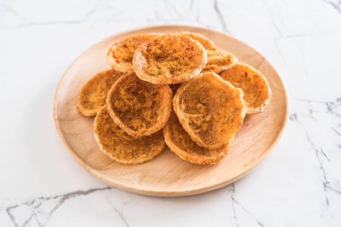 kurutulmuş rendelenmiş domuz etinin pirinç kraker