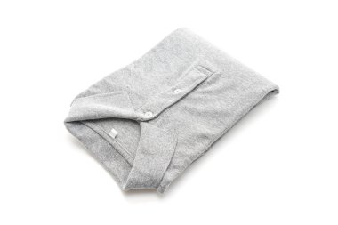 chemise pliée sur fond blanc