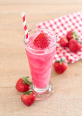 taze çilek smoothie 