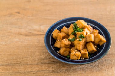 Kızarmış Tofu susam bir kase