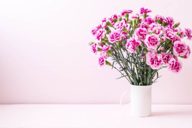 ahşap arka plan üzerinde pembe bahar çiçek