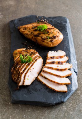 Izgara tavuk filetosu. 