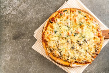  Ispanaklı ve mantarlı pizza