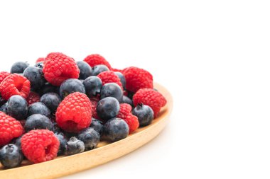 taze yaban mersini ve rasberry beyaz