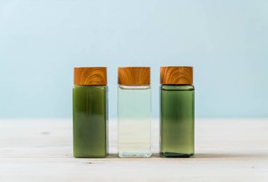 şişe şampuan ve saç kremi şişe ahşap üzerine 