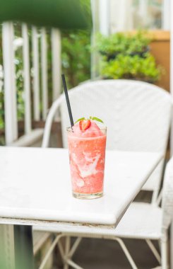 Çilekli yoğurt smoothies