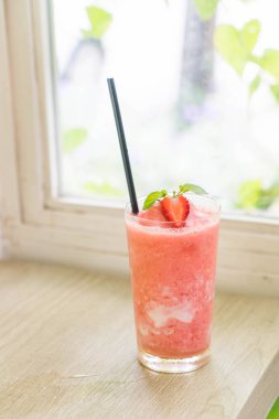 Çilekli yoğurt smoothies