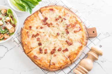 sosis ve peynir pizza