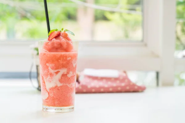 Aardbei yoghurt smoothies — Stockfoto