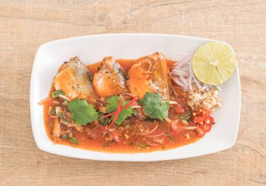 Baharatlı uskumru salatası