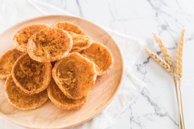 kurutulmuş rendelenmiş domuz etinin pirinç kraker