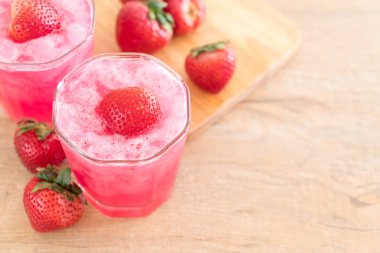 taze çilek smoothie 