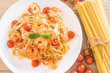 Spagetti karides, domates, fesleğen ve peynir ile 