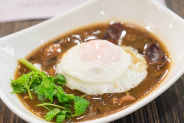 Kızartma tavuk soslu pirinç üzerinde