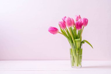 ahşap arka plan üzerinde Pembe Lale çiçek