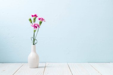 ahşap arka plan üzerinde pembe bahar çiçek