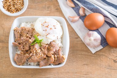 yumurta ile tepesinde pirinç Sarımsak soslu tavada kızartılmış domuz eti