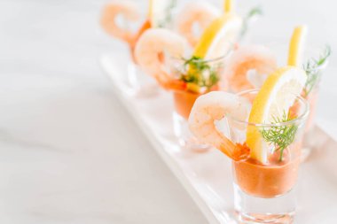 Karides kokteyl sosu ile