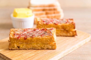 croque monsieur bacon ans egg sandwich