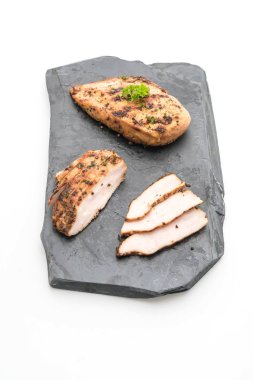 Kayrak plaka üzerinde ızgara tavuk fileto