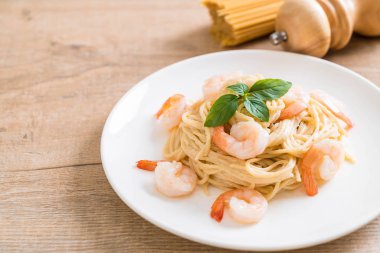 Spagetti krem peynir beyaz soslu karides