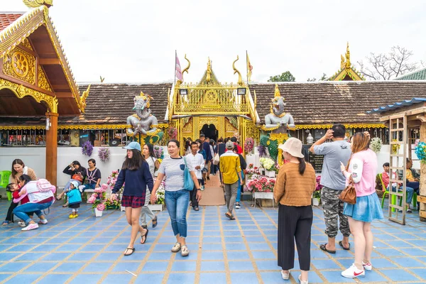 Chiang Mai, Thailand , 1 Jan 2018 : Tourist traveling at Wat Phr — Stock Photo, Image