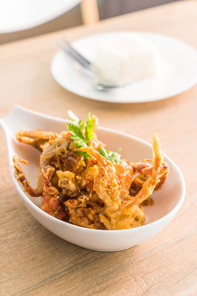 Мягкая раковина краба с чесноком и перцем
