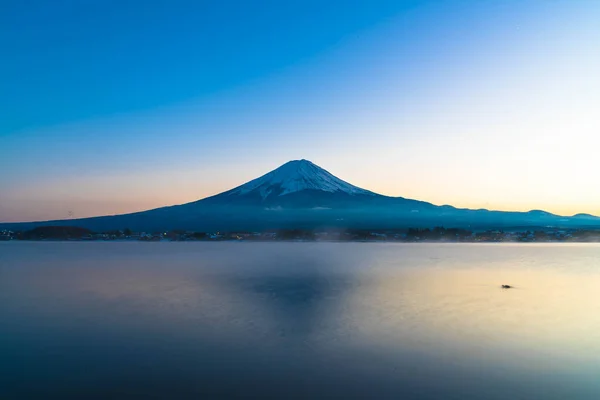 Montaña Fuji San en el lago Kawaguchiko . — Foto de Stock