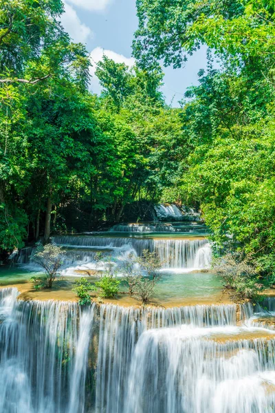 Huay Mae Kamin wodospad w Kanchanaburi w Tajlandii — Zdjęcie stockowe