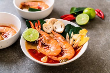 Tom Yum Goong baharatlı ekşi çorbası