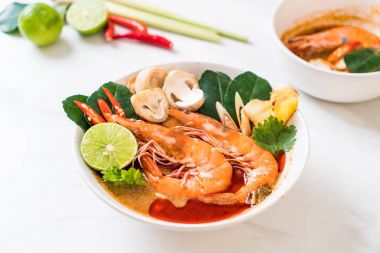 Tom Yum Goong baharatlı ekşi çorbası