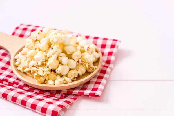 Sladký popcorn na dřevo — Stock fotografie