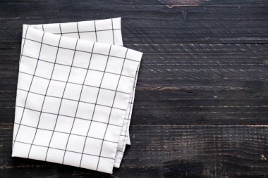 ahşap arka plan üzerinde mutfak bezi (peçete)