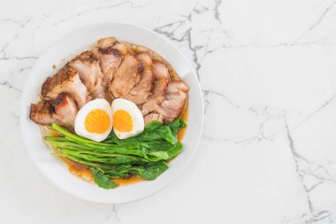 Demlenmiş Domuz bacak 