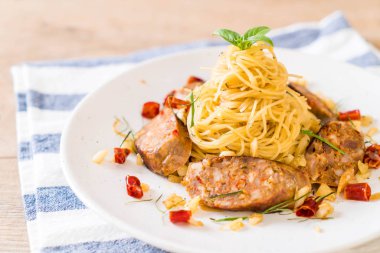 Sai Aua (Notrhern Tay baharatlı sucuk ile tavada kızartılmış spagetti)
