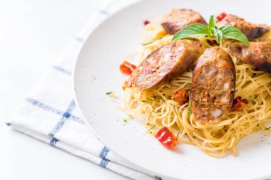 Sai Aua (Notrhern Tay baharatlı sucuk ile tavada kızartılmış spagetti)