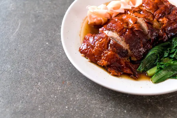 Kızarmış ördek masada.