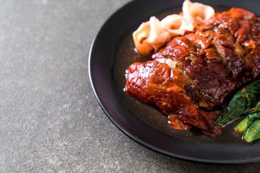 Kızarmış ördek masada.