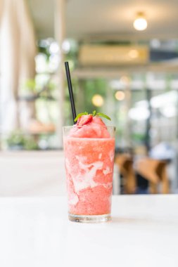 Çilekli yoğurt smoothies