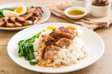 Demlenmiş Domuz eti bacak pirinç