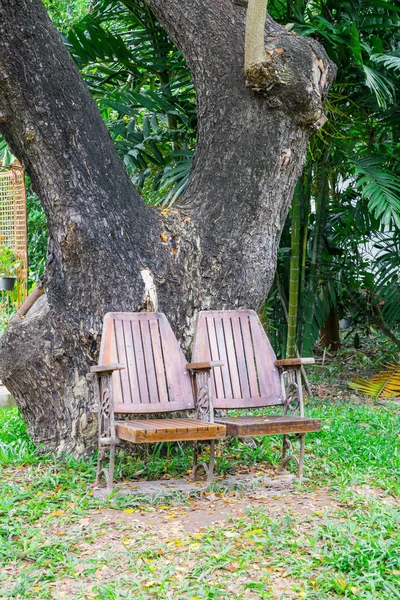 Silla de madera vacía en el jardín —  Fotos de Stock