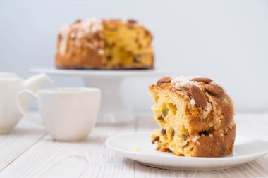 badem ile kuru üzüm Ekmek pasta