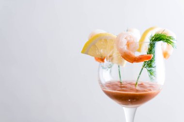 Karides kokteyl sosu ile