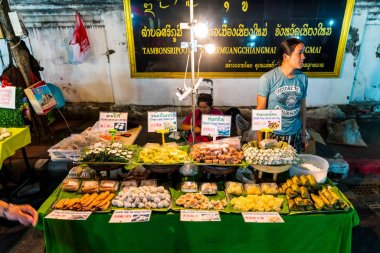 Chiang Mai, Tayland - 1 Ocak 2018: Gece seyahat turistler