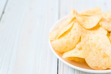 patates cipsi plaka üzerinde