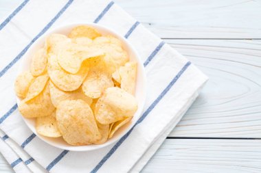 patates cipsi plaka üzerinde