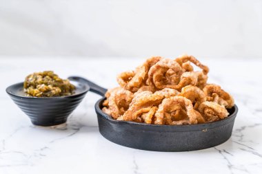 Kızarmış domuz eti rince ya da domuz eti aperatif Kuzey Tayland yeşil biber D ile