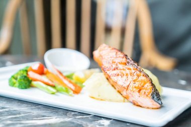 püre patates ve sebze somon biftek